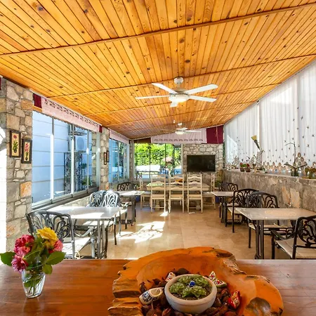 Oda ve Kahvaltı Ay 4*