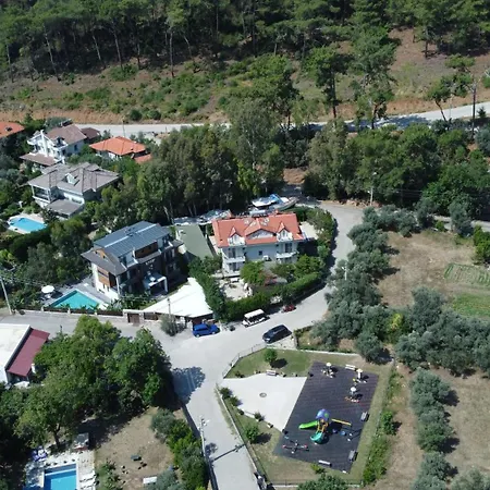 Ay Oda ve Kahvaltı 4*